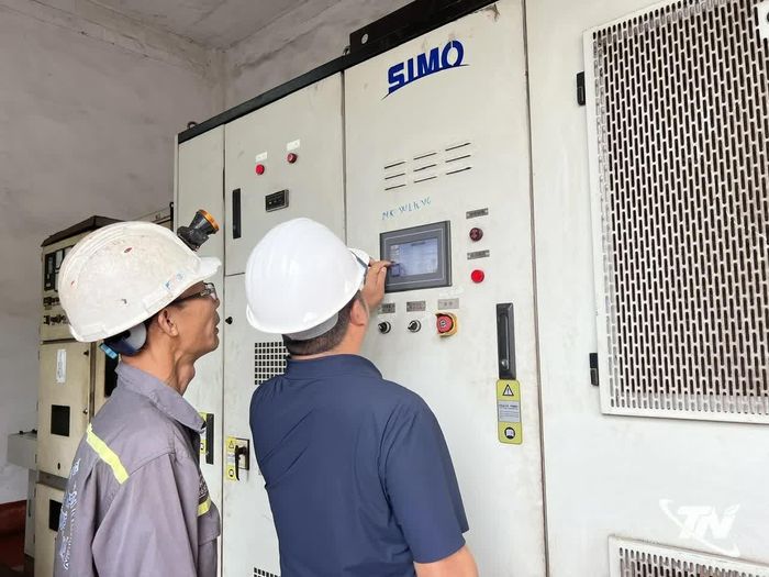 Ông Cao Tiểu Phong (Áo sẫm), chuyên gia xử lý môi trường, Công ty TNHH SIMO (Trung Quốc) đang trực triếp kiểm tra thông số kỹ thuật sau khi sửa chữa, khắc phục, lắp đặt lại thiết bị.