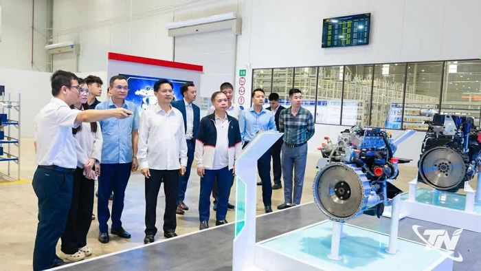 Lãnh đạo Sở Xây dựng Thái Nguyên và Hiệp hội Vận tải tỉnh khảo sát, làm việc với Công ty CP Kim Long Motor tại TP. Huế nhằm tìm hiểu các giải pháp phát triển xe buýt điện.