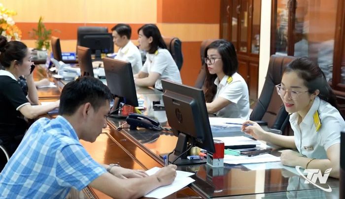 Cán bộ thuế tỉnh Thái Nguyên tích cực hỗ trợ người nộp thuế, đảm bảo "thu đúng, thu đủ, thu kịp thời".