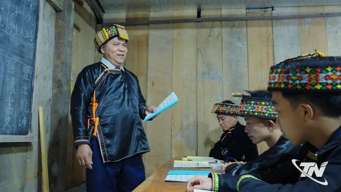 Lớp học chữ Nôm Dao của người Dao đỏ ở thôn Thống Nhất, xã Chợ Đồn.
