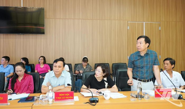 Lãnh đạo các bệnh viện trao đổi, làm rõ những vấn đề đoàn khảo sát nêu.