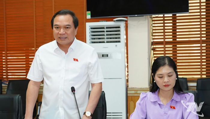 Các thành viên đoàn công tác phát biểu tại buổi làm việc.