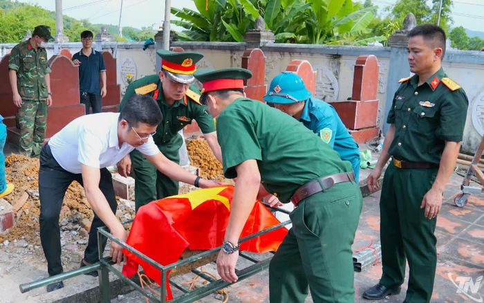 Hoạt động khai quật mộ tại Nghĩa trang Liệt sĩ Đu - Động Đạt.