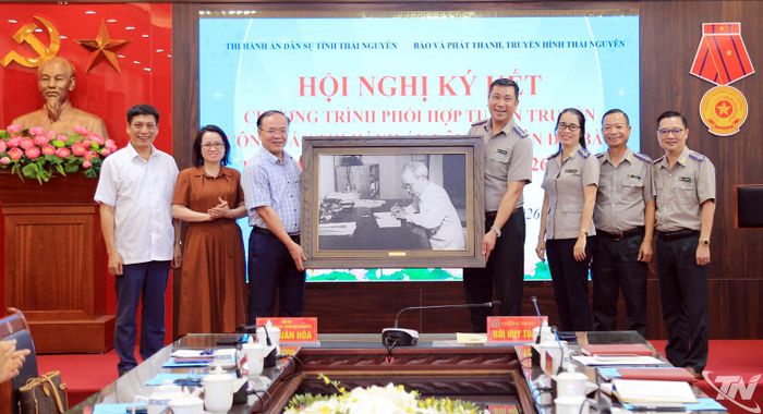 Lãnh đạo Thi hành án dân sự tỉnh tặng quà lưu niệm cho Báo và Phát thanh, Truyền hình Thái Nguyên.