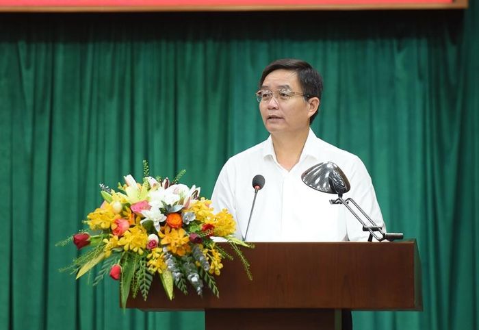  UVTW Đảng, Bí thư Thành ủy, Trưởng Đoàn ĐBQH thành phố Nguyễn Đình Trung phát biểu khai mạc hội nghị