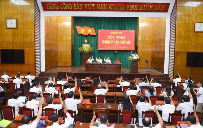 Đại biểu biểu quyết thông qua chương trình hội nghị