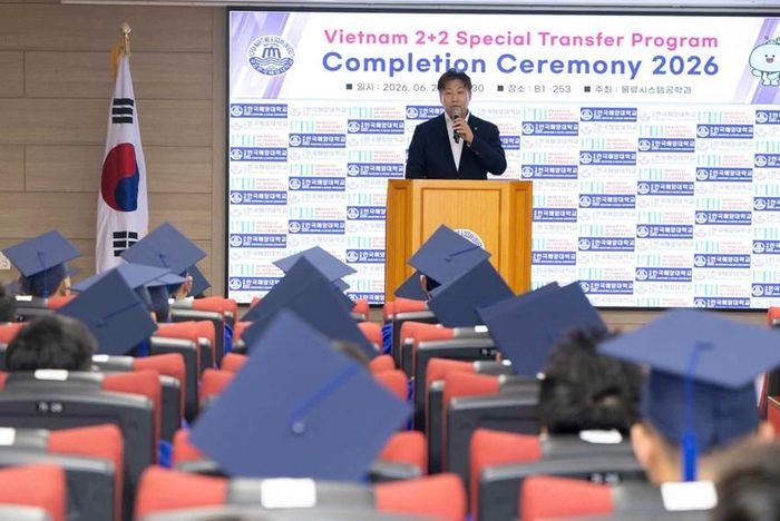 Hiệu trưởng KMOU bày tỏ sự tự hào trước những nỗ lực của các sinh viên quốc tế, đặc biệt là sinh viên Việt Nam .