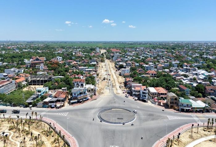  Giải ngân vốn đầu tư công 6 tháng đầu năm đạt khoảng 30% kế hoạch. Trong ảnh: Thi công mở rộng tuyến đường Nguyễn Hoàng 