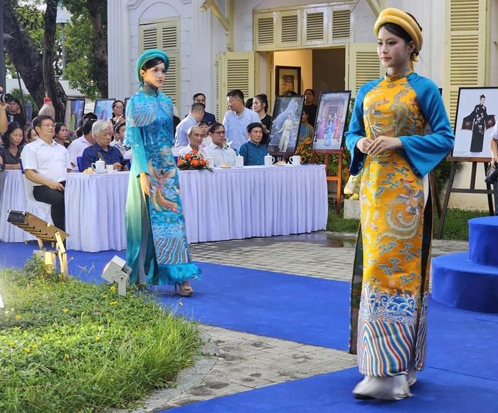 Người mẫu trình diễn các bộ sưu tập áo dài tại sự kiện