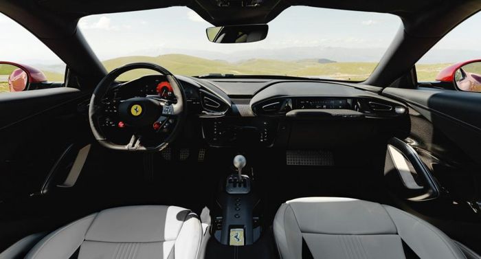 Khoang lái Ferrari 12Cilindri Manuale