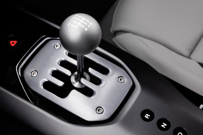 Chiếc xe có thể vận hành ở chế độ số sàn với sáu cấp số tiến cùng số lùi, hoặc chuyển sang chế độ tự động