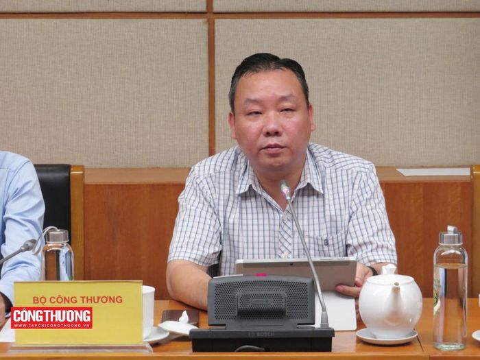 Ông Bùi Bá Nghiêm, Chuyên viên cao cấp Cục Xuất nhập khẩu trao đổi các ý kiến, đề xuất tại buổi làm việc.
