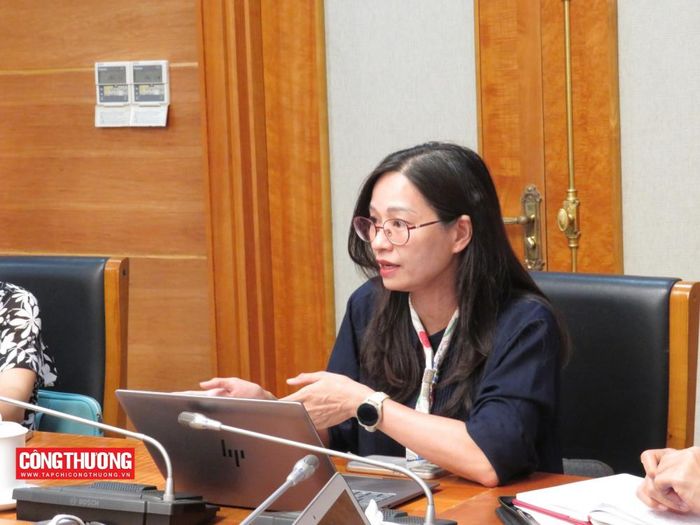 PGS.TS. Nguyễn Thị Xuân Hòa, đại diện Hiệp hội Phát triển nhân lực Logistics Việt Nam (VALOMA) trao đổi tại buổi làm việc