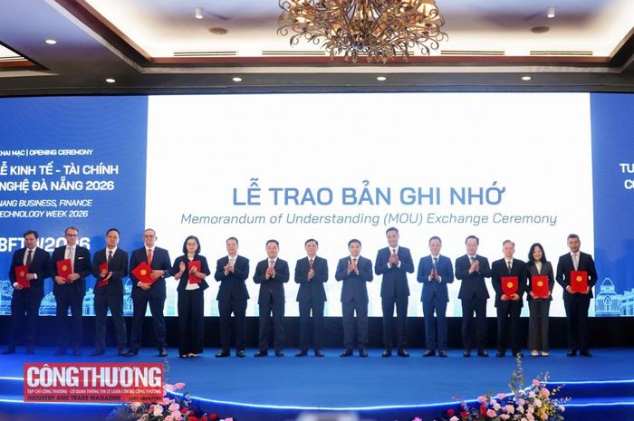Phó Thủ tướng Nguyễn Văn Thắng và các đại biểu chứng kiến lãnh đạo thành phố Đà Nẵng trao các biên bản ghi nhớ quan trọng với các đối tác trong và ngoài nước.