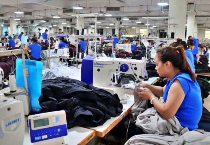 Ngành Dệt may đang đối mặt nhiều thách thức từ sức mua tại các thị trường lớn phục hồi chậm; cạnh tranh gay gắt về giá; phụ thuộc 60–70% nguyên phụ liệu nhập khẩu đến các chi phí tuân thủ ESG, truy xuất nguồn gốc gia tăng; rủi ro chính sách thương mại…