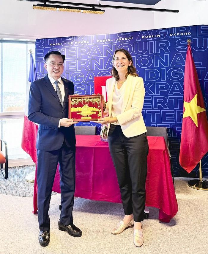 Ông Nguyễn Hữu Tú, Tổng giám đốc Vinachem trao quà lưu niệm