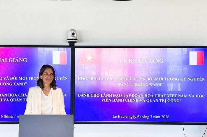 Bà Anne-Sophie Courtier - Tổng Giám đốc Trường Quản trị Normandie phát biểu