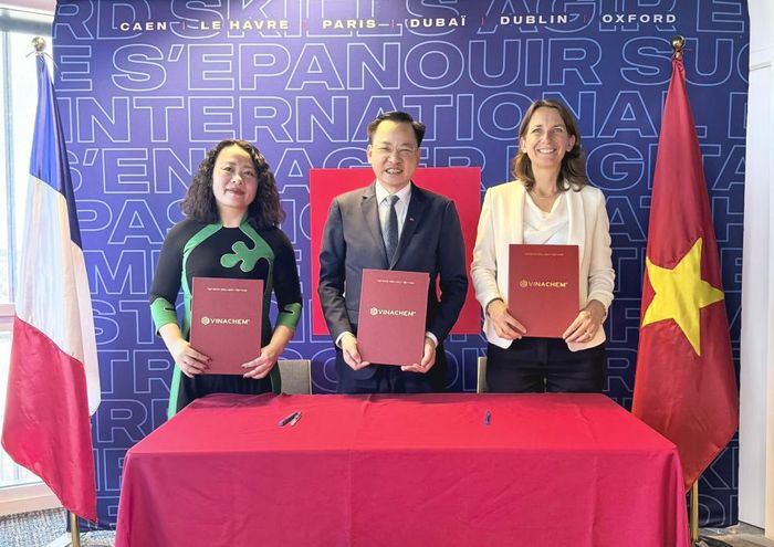 Lễ ký kết Bản ghi nhớ hợp tác ba bên giữa Vinachem, Học viện Hành chính và Quản trị công và Trường Quản trị Normandie