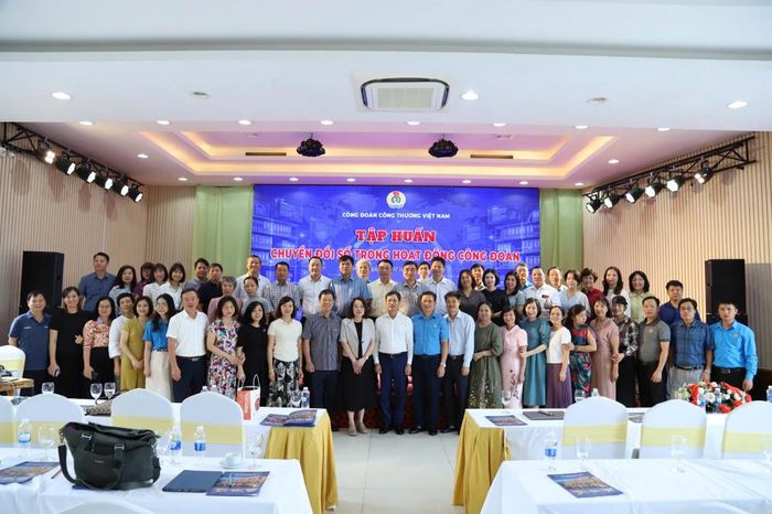 Chủ tịch Công đoàn Công Thương Việt Nam Lê An Hải và Thạc sĩ Nguyễn Thị Ngọc Ánh - Chuyên gia về chuyển đổi số, ứng dụng AI cho doanh nghiệp chụp ảnh lưu niệm cùng học viên