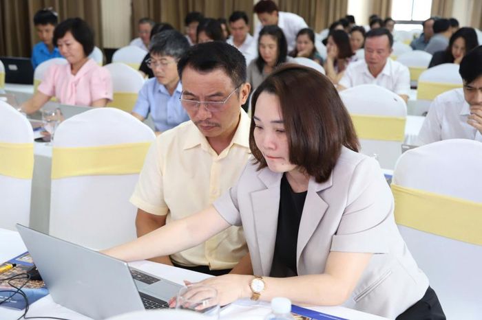 Thạc sĩ Nguyễn Thị Ngọc Ánh - Chuyên gia về chuyển đổi số, ứng dụng AI cho doanh nghiệp hướng dẫn học viên thực hành các công cụ AI