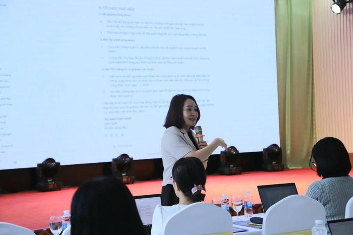 Thạc sĩ Nguyễn Thị Ngọc Ánh - Chuyên gia về chuyển đổi số, ứng dụng AI cho doanh nghiệp hướng dẫn học viên khai thác các công cụ AI