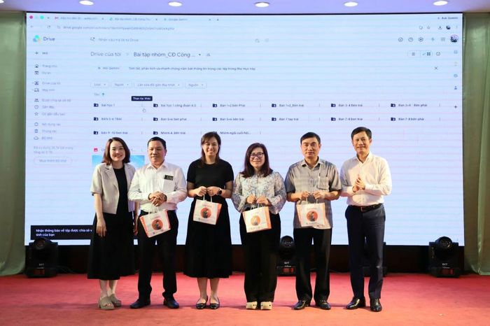 Kết thúc lớp tấp huấn học viên xuất sắc nhận được phần quà từ giàng viên