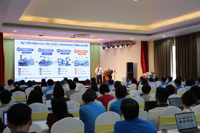 Thiếu tướng, TS. Nguyễn Hồng Thủy - Chuyên gia đào tạo chuyển đổi số đã truyền đạt chuyên đề "Công đoàn 4.0 - AI đồng hành cùng người lao động trong kỷ nguyên trí tuệ nhân tạo"