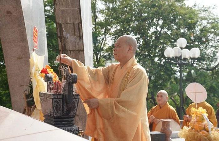 Thượng tọa Thích Nguyên Thành dâng hương