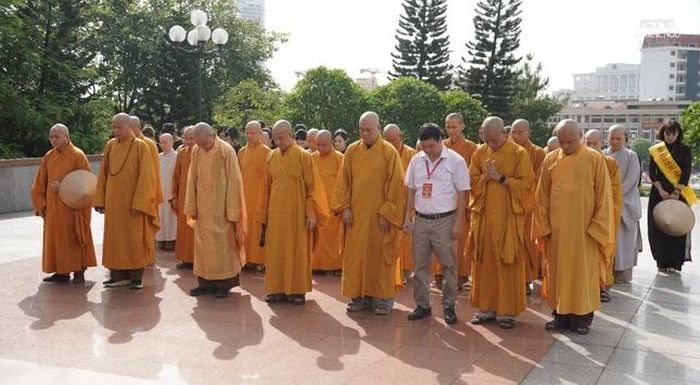 Phút mặc niệm tưởng nhớ các anh hùng liệt sĩ đã hi sinh cho nền độc lập, tự do của Tổ quốc