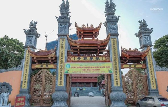Băng rôn chào mừng Đại hội đại biểu Phật giáo tỉnh tỉnh Thái Nguyên lần thứ I, nhiệm kỳ 2026-2031 tại trụ sở Ban Trị sự - chùa Phù Liễn