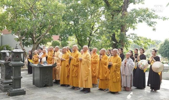 Thắp hương tại Đền thờ Đội Cấn