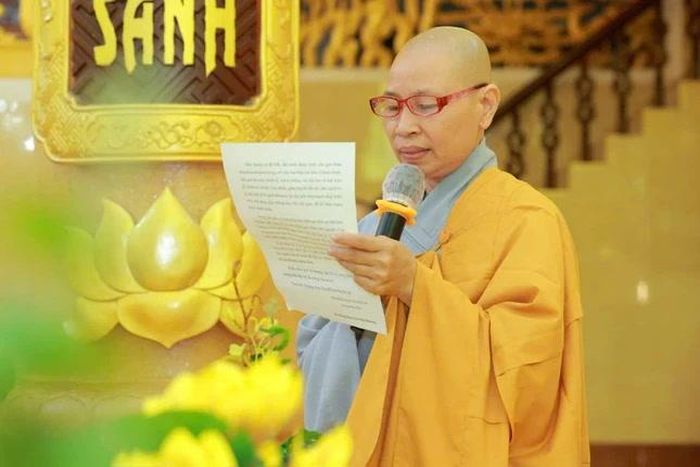 Ni sư Lệ Châu đọc thư chúc hạ