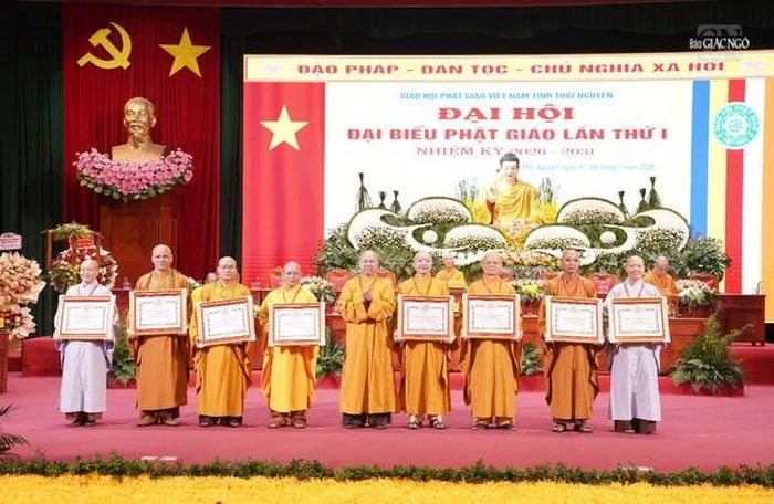 Thượng tọa Thích Đức Thiện trao Bằng tuyên dương công đức đến các cá nhân