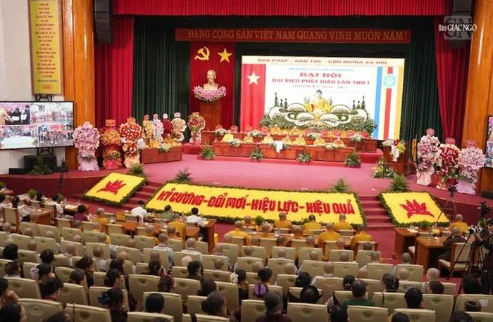 Đại biểu xem video báo cáo tóm tắt tổng kết công tác Phật sự nhiệm kỳ 2022-2027 của Phật giáo tỉnh Thái Nguyên