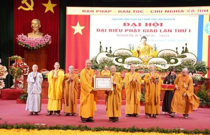 Tặng Bằng tuyên dương công đức đến Thượng tọa Thích Nguyên Thành
