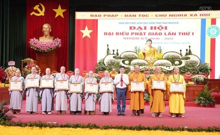 Ủy ban MTTQVN tỉnh Thái Nguyên trao tặng Bằng khen đến 10 tập thể và 16 cá nhân tiêu biểu có thành tích xuất sắc trong công tác Phật sự