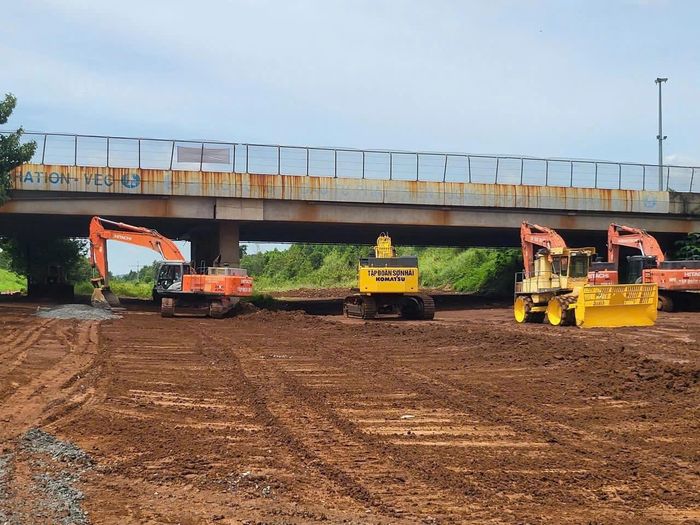 Xe máy thiết bị huy động thi công cao tốc Dầu Giây - Tân Phú (Ảnh: Minh Tuệ, chụp cuối năm 2025).