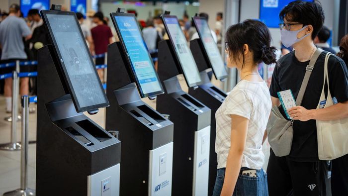 Hệ thống kiosk sinh trắc học góp phần giảm áp lực tại khu vực làm thủ tục và nâng cao tốc độ thông quan hành khách trong nhà ga T1, Cảng hàng không quốc tế Nội Bài (ảnh: Phan Công).