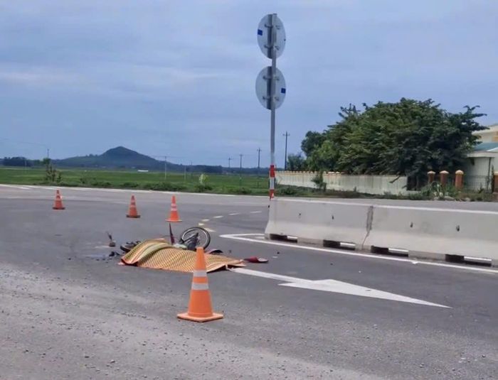 Hiện trường vụ TNGT nghiêm trọng giữa xe đầu kéo và xe máy làm người điều khiển xe máy tử vong tại chỗ.