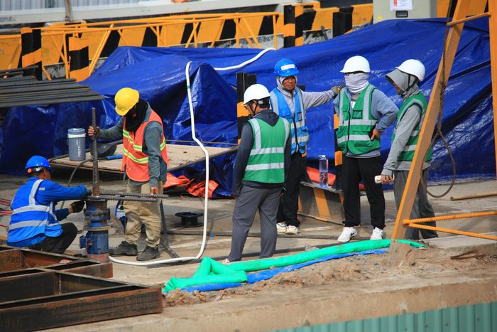 Việc thi công các hạng mục ngầm đòi hỏi yêu cầu rất khắt khe về kỹ thuật và an toàn lao động. Do đó, công tác kiểm soát chất lượng vật liệu và tổ chức mặt bằng khoa học được các đơn vị đặc biệt chú trọng nhằm bảo đảm an toàn cho người lao động, đồng thời hạn chế tối đa ảnh hưởng đến giao thông khu vực.