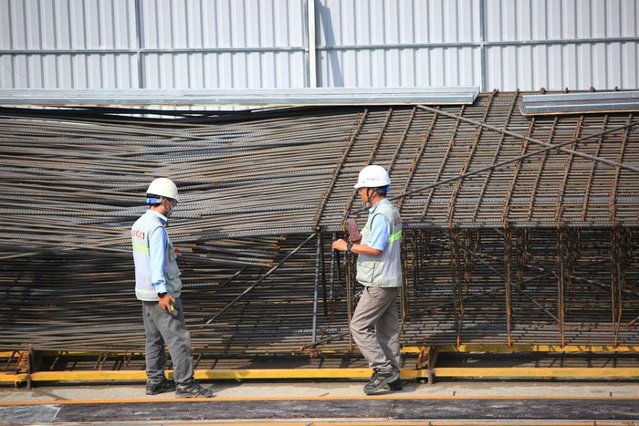 Ngoài ga Phạm Văn Bạch, các kỹ sư và công nhân cũng đang bám công trường thi công tại ga Lê Thị Riêng. Theo kế hoạch, trong tháng 7 và tháng 8/2026, sau khi hoàn tất phân luồng giao thông, dự án sẽ tiến hành rào chắn và đồng loạt thi công tại tất cả các nhà ga còn lại trên tuyến.