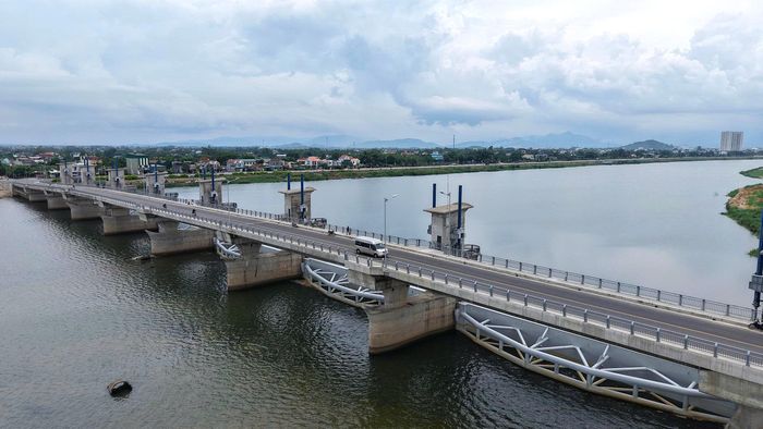 Khi vận hành chính thức, công trình sẽ tích nước ở cao trình 3.5, cải thiện cảnh quan sông Trà Khúc đoạn chảy qua đô thị trung tâm Quảng Ngãi. (Ảnh: Lê Danh).
