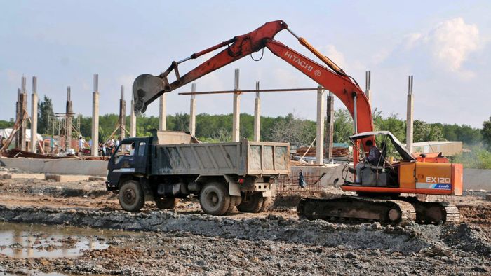 Nhà thầu tập trung nhân lực, vật lực đẩy nhanh tiến độ thi công dự án xây dựng khu neo đậu tránh trú bão và bến cá Cái Cùng.