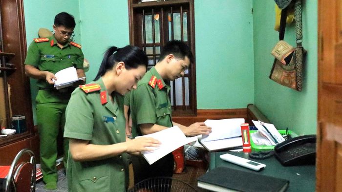 Lực lượng công an kiểm tra, thu giữ nhiều tài liệu, sổ sách và chứng cứ tại đền Công đồng Bắc Lệ phục vụ công tác điều tra. Ảnh: CALS.
