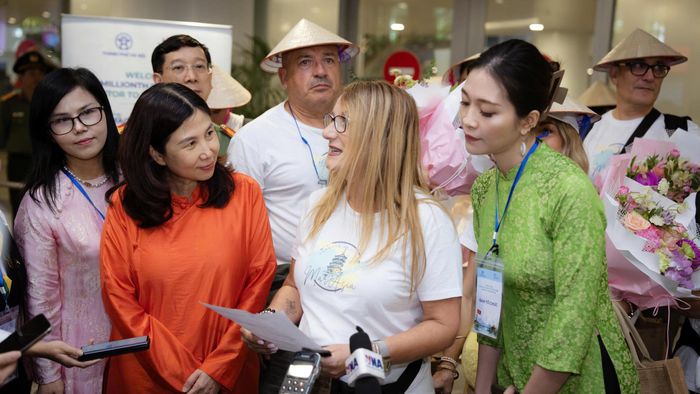 Nữ du khách Tây Ban Nha Pinãs Pinãs Maria Del Mar đã trở thành vị khách quốc tế thứ 5 triệu đến Hà Nội trong năm 2026 (Ảnh Phan Công).
