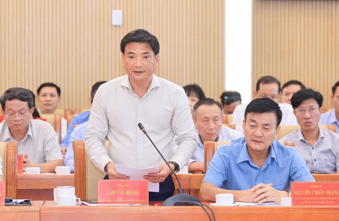 Ông Lâm Văn Hoàng, Chánh Văn phòng Bộ Xây dựng báo cáo tại hội nghị (Ảnh: Tạ Hải).