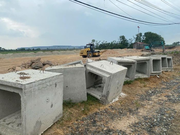 Một phần cấu kiện đúc sẵn cũng đã được vận chuyển về khu tái định cư xóm Đại Huệ, xã Hưng Nguyên.