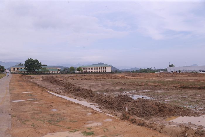 Khu tái định cư tại xóm Thanh Khê (xã Hoa Quân) có vị trí đẹp, bám trục giao thông chính của xã và gần các trường học.