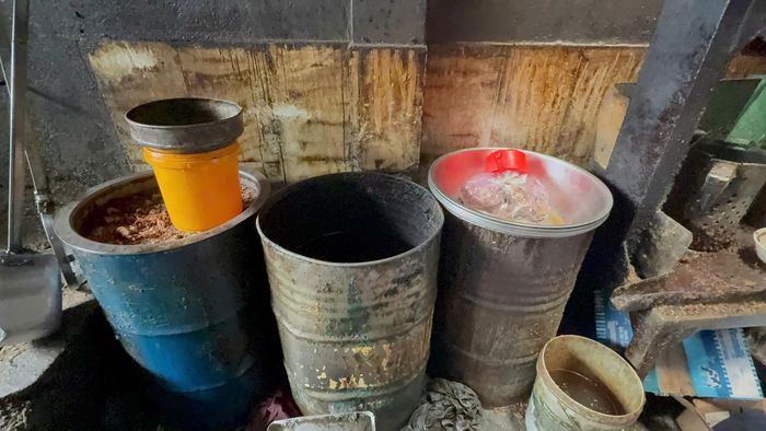 Những thùng phuy nhựa chứa dầu mỡ.
