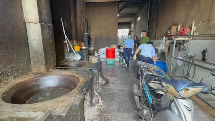 Lực luợng chức năng kiểm tra đột xuất tại hộ kinh doanh T.L.Y.N.
